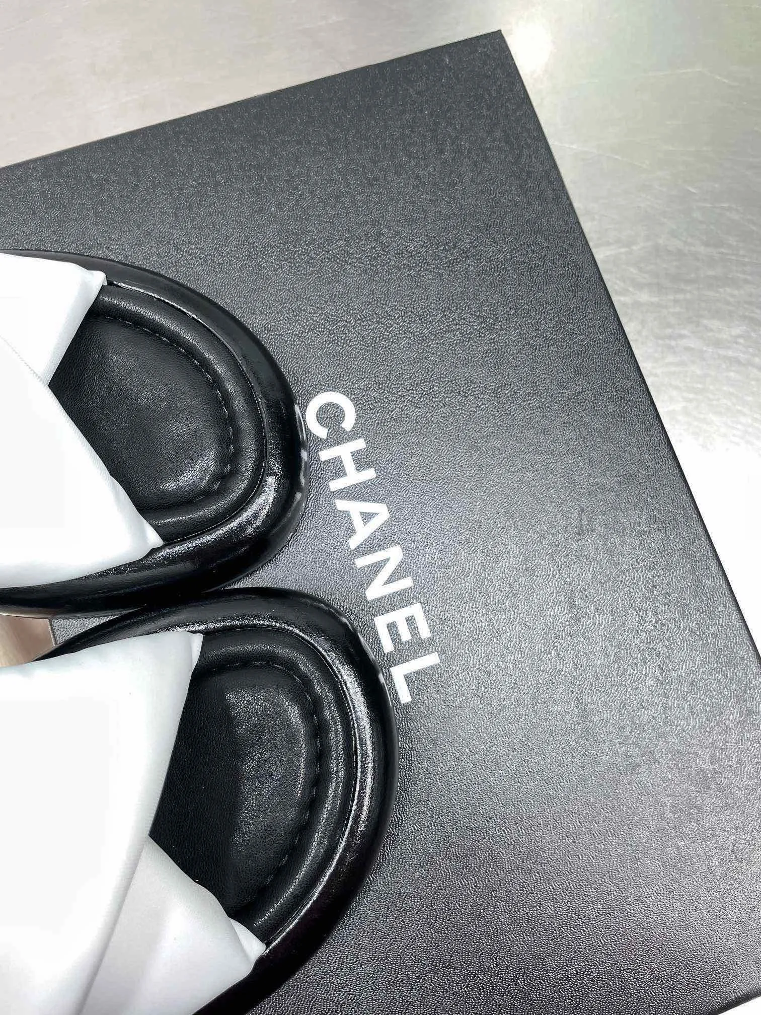 👟👟Ex-factory price 360👟👟 Chanel new summer Mier cross slippers bread sandals beach sandals original purchase and development production Xiaoxiang 2022 new summer slippers Chubby bread flip-flops are very popular this season Thick soles with super thick padding are like stepping on bread or clouds ☁️ Super strong wrapping feeling! Exquisite packaging at the delivery counter 🛍📦 Fabric: Original customized imported Lycra Lining: Original customized soft velvet lining Sole: Exclusive molded ultra-light foam outsole Thickness: 3CM▪️Size: 35-40